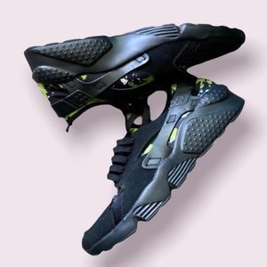 Lightweight Sneakers in Black and Green